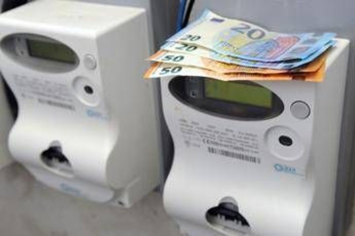 Bollette, come scegliere la tariffa giusta per i consumi: quanto si può risparmiare sul mercato libero Bollette, come scegliere la tariffa giusta per i consumi: quanto si può risparmiare sul mercato libero
