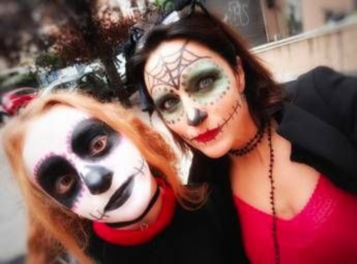Halloween, trucchi e maschere possono danneggiare la pelle: ecco i rischi Halloween, trucchi e maschere possono danneggiare la pelle: ecco i rischi