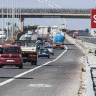 A piedi di corsa sul Grande Raccordo Anulare, uomo salvato da due poliziotti