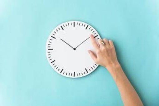 Ora solare tra sonnolenza, risvegli anticipati e irritabilità: i possibili effetti dello spostamento di lancette Ora solare tra sonnolenza, risvegli anticipati e irritabilità: i possibili effetti dello spostamento di lancette