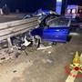 Auto si schianta contro guardrail e si spezza in due: miracolosamente illeso conducente Auto si schianta contro guardrail e si spezza in due: miracolosamente illeso conducente