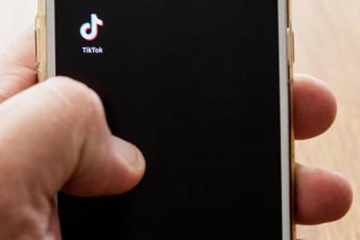 TikTok rischia di scomparire dai telefoni americani. Il divieto di nuovo al Congresso