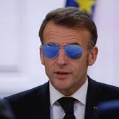 Macron e gli occhiali da sole: "Ho un problema all'occhio"
