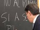 Conte a scuola, il messaggio contro il riarmo: c'è un errore alla lavagna Conte a scuola, il messaggio contro il riarmo: c'è un errore alla lavagna