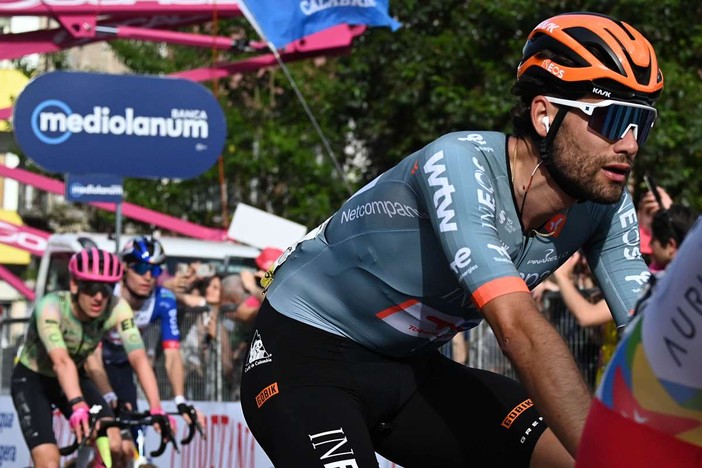 Ganna domina la crono di Massa, Eulalio resta in maglia rosa Ganna domina la crono di Massa, Eulalio resta in maglia rosa