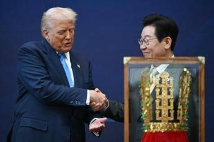 Trump 'incoronato' in Corea, un regalo da re per il presidente Trump 'incoronato' in Corea, un regalo da re per il presidente