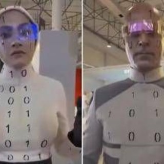 Iran svela i suoi robot, sono due persone mascherate... Iran svela i suoi robot, sono due persone mascherate...