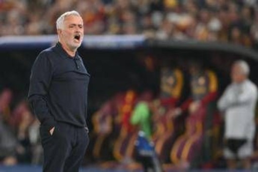 Mourinho: "Sul 3-1 per tutti la partita era morta invece erano morti i giocatori della Roma" Mourinho: "Sul 3-1 per tutti la partita era morta invece erano morti i giocatori della Roma"