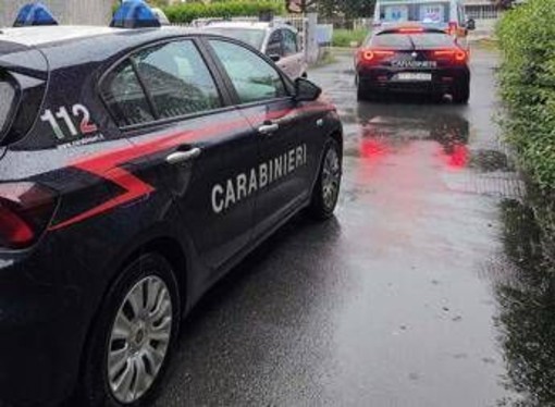 Aggredisce a colpi di martello la moglie e la figlia, arrestato 55enne a Monza: salvate dai vicini di casa Aggredisce a colpi di martello la moglie e la figlia, arrestato 55enne a Monza: salvate dai vicini di casa