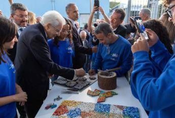 Scuola, l'alert di Mattarella "è leva integrazione": intanto il governo lavora a tetto stranieri e stop burqa in classe