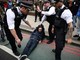 Londra, in centinaia contro il trasferimento dei migranti su una chiatta: almeno 45 arresti