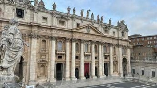 Papa Francesco, da oggi salma a San Pietro: l'omaggio dei fedeli. Sabato i funerali, attese 200mila persone