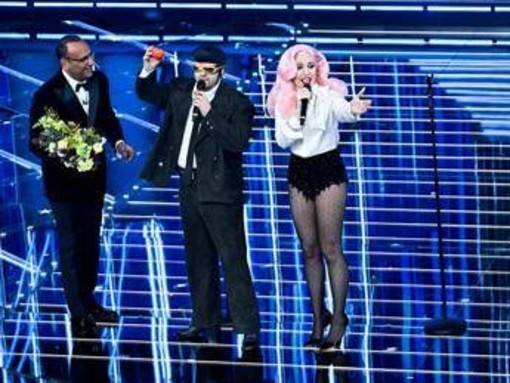 Sanremo 2026, TonyPitony e il caco sul palco: il significato del gesto