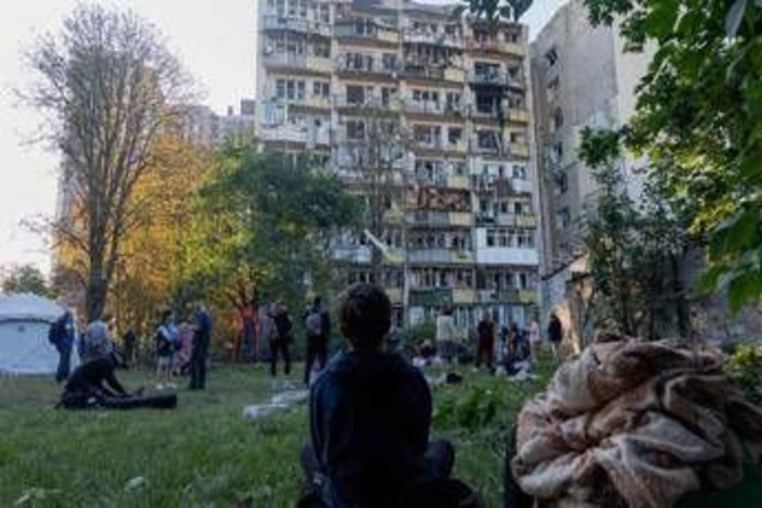 Ucraina, Mosca bombarda Kiev e aree circostanti: 9 morti. Polonia in allerta fa decollare aerei militari Ucraina, Mosca bombarda Kiev e aree circostanti: 9 morti. Polonia in allerta fa decollare aerei militari