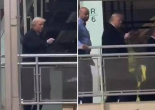 Trump risponde al contestatore, insulto e dito medio