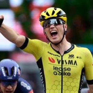 Giro d'Italia 2025, Kooij vince in volata la dodicesima tappa. Del Toro ancora rosa