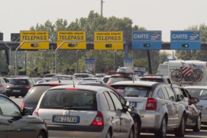 Tutti in viaggio, primo weekend da bollino nero: oltre 26 milioni di auto sulle strade