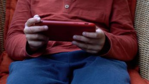 Social media, rischio uso eccessivo in estate per bambini: le raccomandazioni ai genitori Social media, rischio uso eccessivo in estate per bambini: le raccomandazioni ai genitori