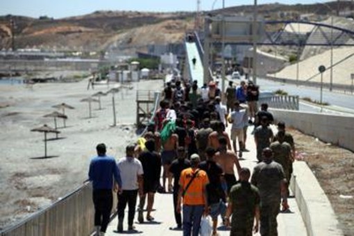 Ceuta, Spagna contro Italia: "Non si è dimostrata all'altezza, è il Paese con il maggior numero di ingressi irregolari in Europa" Ceuta, Spagna contro Italia: "Non si è dimostrata all'altezza, è il Paese con il maggior numero di ingressi irregolari in Europa"