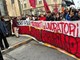 Torino, bidoni di letame rovesciati davanti al municipio prima del corteo per lo sciopero generale: il video Torino, bidoni di letame rovesciati davanti al municipio prima del corteo per lo sciopero generale: il video