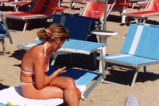 Dagli occhiali al portafogli, ecco gli oggetti più dimenticati dai bagnanti in spiaggia Dagli occhiali al portafogli, ecco gli oggetti più dimenticati dai bagnanti in spiaggia