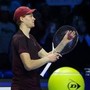 Atp Finals, Sinner serve troppo forte e... rompe la racchetta contro Shelton Atp Finals, Sinner serve troppo forte e... rompe la racchetta contro Shelton