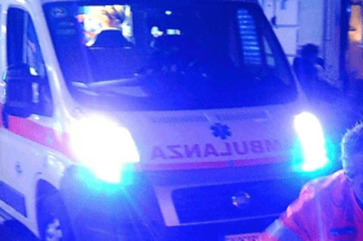 Latina, l'auto finisce contro un albero e prende fuoco: morto conducente