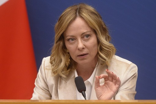 Meloni “Panico più dannoso dei dazi”. Il 17 aprile l’incontro con Trump