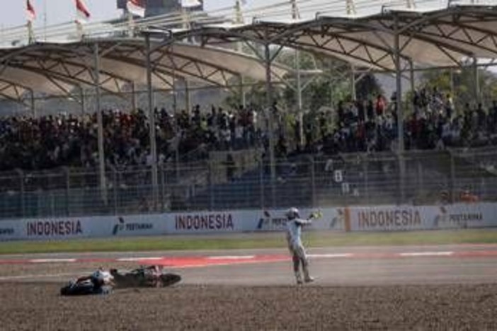 Aprilia, scintille tra Bezzecchi e Fernandez: dalle polemiche al duello in pista poi Bez si prende la vittoria