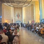 Lorena Isceri, folla ai funerali a Squinzano: "Qui per prenderci un pezzo del dolore di questa famiglia" Lorena Isceri, folla ai funerali a Squinzano: "Qui per prenderci un pezzo del dolore di questa famiglia"