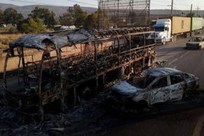Messico, caos dopo l'uccisione di El Mencho: almeno 26 morti Messico, caos dopo l'uccisione di El Mencho: almeno 26 morti
