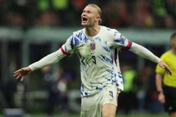 Esposito segna, Adani urla: "Adesso, Erling, lo conosci?". Ma Haaland fa doppietta Esposito segna, Adani urla: "Adesso, Erling, lo conosci?". Ma Haaland fa doppietta