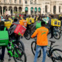 Milano ferma i rider nelle ore roventi: "Ma noi restiamo senza reddito" Milano ferma i rider nelle ore roventi: "Ma noi restiamo senza reddito"