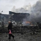 Ucraina, ancora raid su Kiev. Dalla Russia dubbi sugli Usa: "Azioni incoerenti"