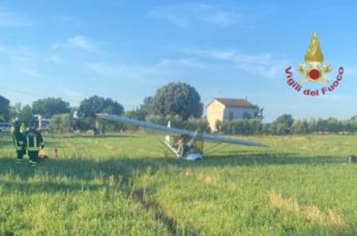 Arezzo, ultraleggero precipita a Castiglion Fiorentino: morto pilota Arezzo, ultraleggero precipita a Castiglion Fiorentino: morto pilota