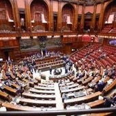 Fa troppo freddo alla Camera, la richiesta: "Meno aria ghiacciata" Fa troppo freddo alla Camera, la richiesta: "Meno aria ghiacciata"