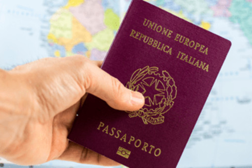 Non capisce l'italiano, il sindaco 'congela' la consegna della cittadinanza Non capisce l'italiano, il sindaco 'congela' la consegna della cittadinanza
