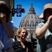 Caldo rovente sull'Italia, oggi allerta arancione in 14 città. Domani i primi 4 bollini rossi Caldo rovente sull'Italia, oggi allerta arancione in 14 città. Domani i primi 4 bollini rossi