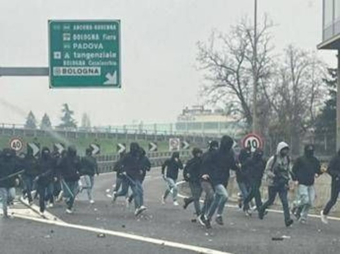 Scontri tra tifosi della Fiorentina e della Roma in autostrada a Bologna: auto danneggiate