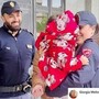 Poliziotti scortano papà che porta figlia in ospedale. Meloni: "Eroi!" Poliziotti scortano papà che porta figlia in ospedale. Meloni: "Eroi!"
