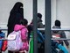 Burqa e niqab vietati a scuola, multe fino a 1000 euro. Tetto del 30% per alunni stranieri: la bozza del decreto