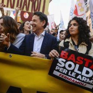 Corteo M5S contro il riarmo, Conte 'invade' la piazza: &quot;Costruiamo l'alternativa&quot;