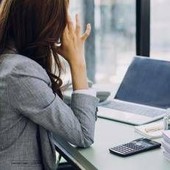 Molestie sul lavoro, anche carezze e confidenze non richieste possono essere risarcite