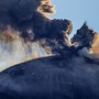Prosegue eruzione Etna con cenere vulcanica, sospesi i voli in arrivo a Catania Prosegue eruzione Etna con cenere vulcanica, sospesi i voli in arrivo a Catania