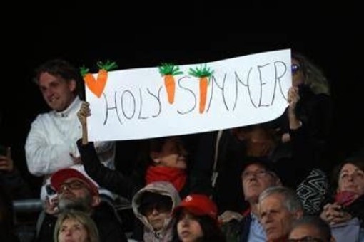 Sinner, da &quot;Habemus Jannik&quot; a un &quot;Paul, te c'ha fatto crede&quot;: cori e cartelloni al Foro