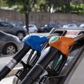 Carburanti, governo proroga sconto sulle accise fino al 5 settembre. Tensioni Fi-Lega su extraprofitti