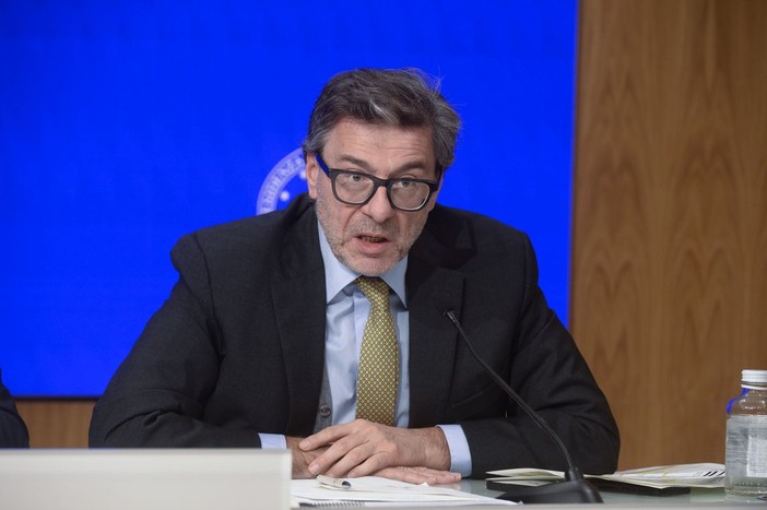 S&amp;P conferma per l’Italia il rating e aumenta outlook, Giorgetti “Lavoro paga”