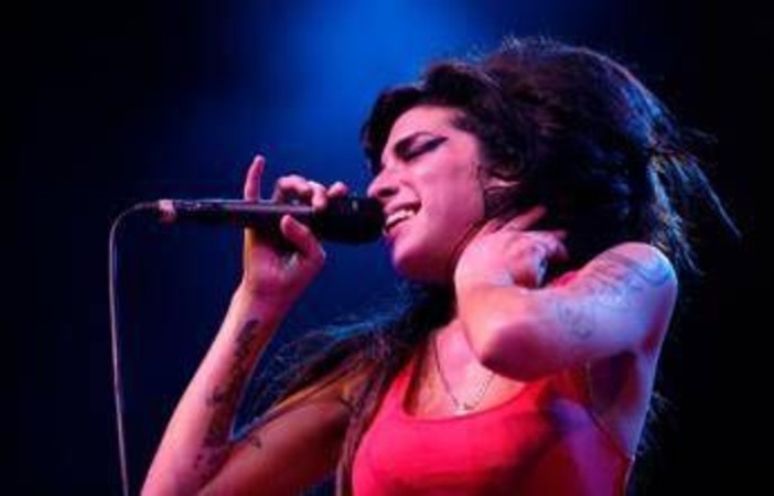 Cimeli di Amy Winehouse, il padre perde la causa contro due amiche della cantante