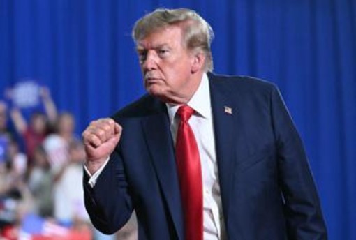 Trump, medici avvertono: "Suo peso rischio significativo per la salute" Trump, medici avvertono: "Suo peso rischio significativo per la salute"