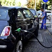 Prezzi carburanti, proseguono i rialzi: benzina in autostrada sopra 2 euro Prezzi carburanti, proseguono i rialzi: benzina in autostrada sopra 2 euro